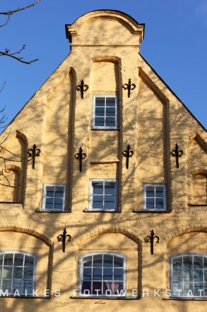 Lübecker Kaufmannshaus gelb 2009.jpg