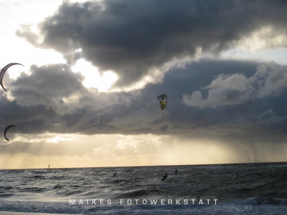 Kites am Abend Sylt 2009.jpg