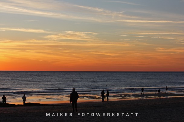 Sonnenuntergang mit Figuren Westerland 2009.jpg
